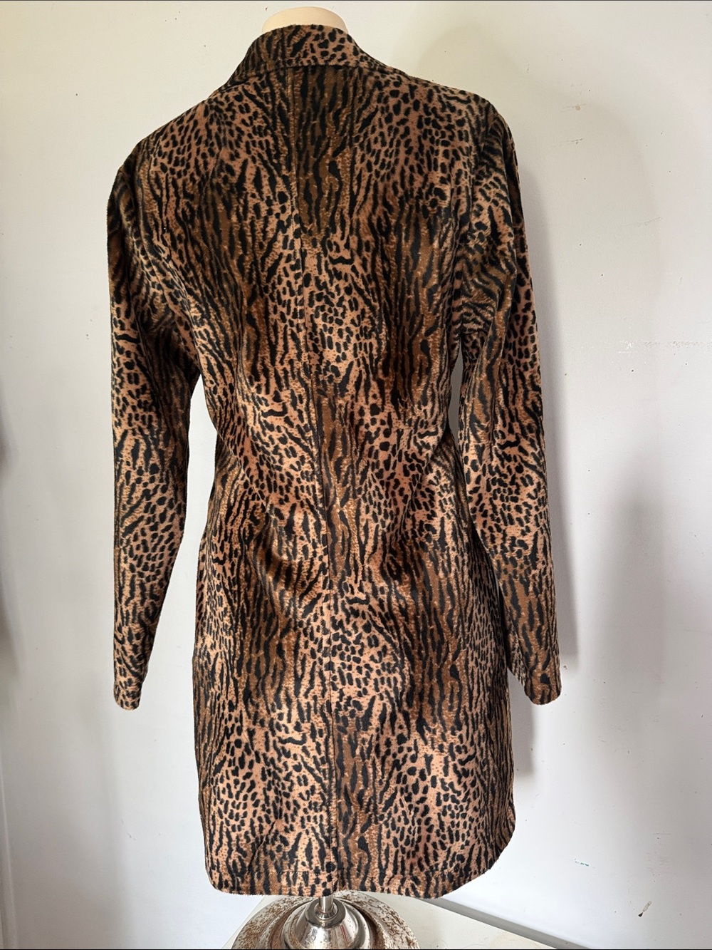 Urban Behavior Velvet Leopard-Print Trench Coat in Brown and Black - Picture 3 of 6